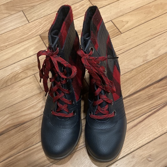 size 4 plaid Sorel boots - Picture 2 of 7